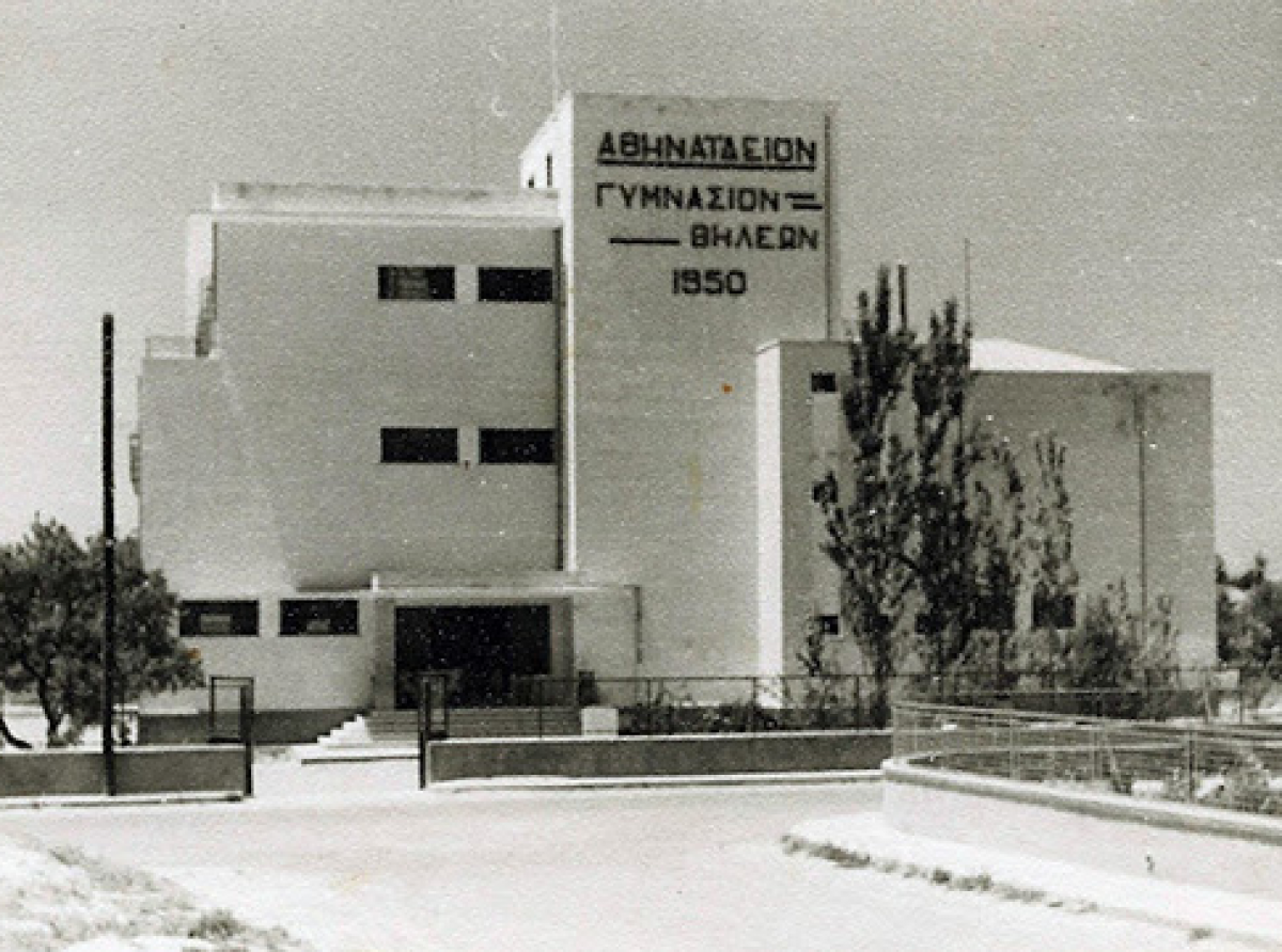 Σιειμωνιάζει στη Λεμεσό του 1983.Κοντεύκουν τα Χριστούγεννα.